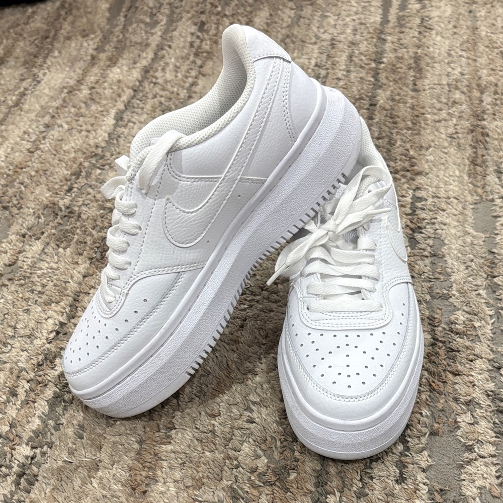 Nike vision Alta women’s platform sneaker- missing insole
